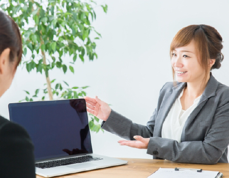 お客様に説明するスタッフ