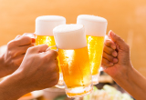会社の忘年会や新年会でビールでカンパイ