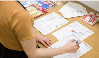 商品の準備をするスタッフ