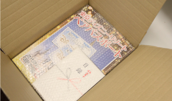 ダンボールに入ったパネル景品