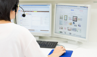 チェックをするスタッフのイメージ